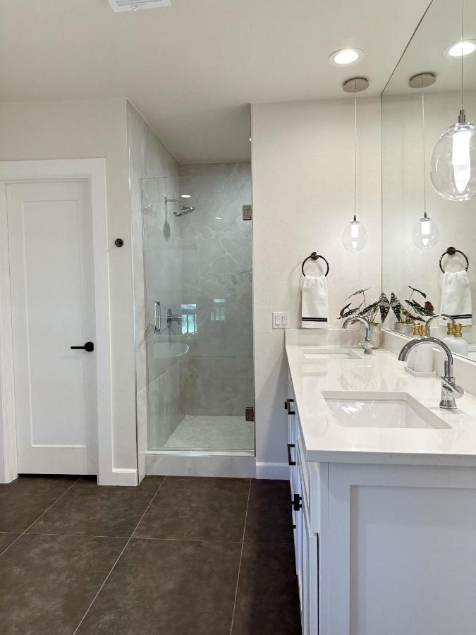 Newly Renovated 4B, 2.5 Bath Lakefront Home With South Grand Lake Views And Dock Vinita Exteriér fotografie