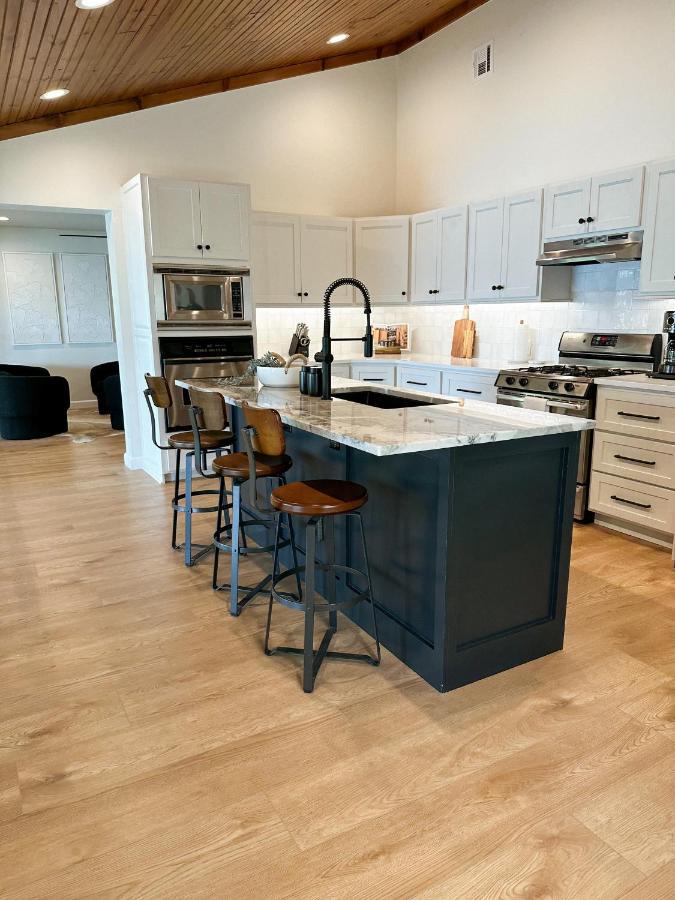Newly Renovated 4B, 2.5 Bath Lakefront Home With South Grand Lake Views And Dock Vinita Exteriér fotografie
