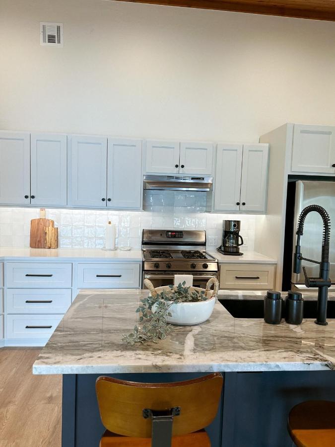 Newly Renovated 4B, 2.5 Bath Lakefront Home With South Grand Lake Views And Dock Vinita Exteriér fotografie