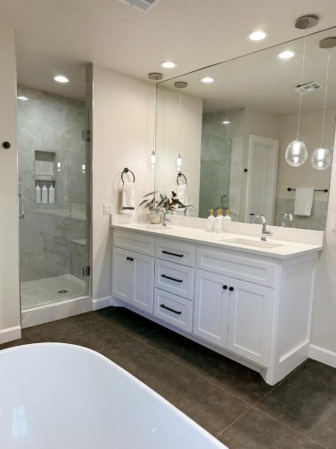 Newly Renovated 4B, 2.5 Bath Lakefront Home With South Grand Lake Views And Dock Vinita Exteriér fotografie