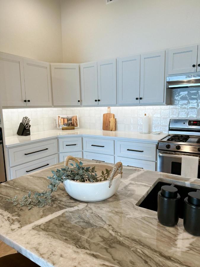Newly Renovated 4B, 2.5 Bath Lakefront Home With South Grand Lake Views And Dock Vinita Exteriér fotografie